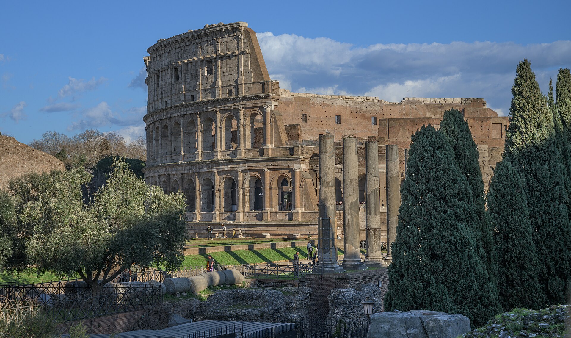 โคลอสเซียมและพื้นที่ Roman Forum มองจากมุมสูงในกรุงโรม