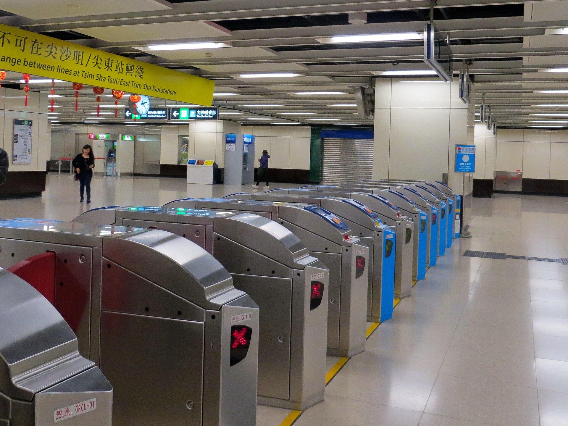 ประตูตรวจตั๋วในสถานี East Tsim Sha Tsui ของรถไฟ MTR ฮ่องกง