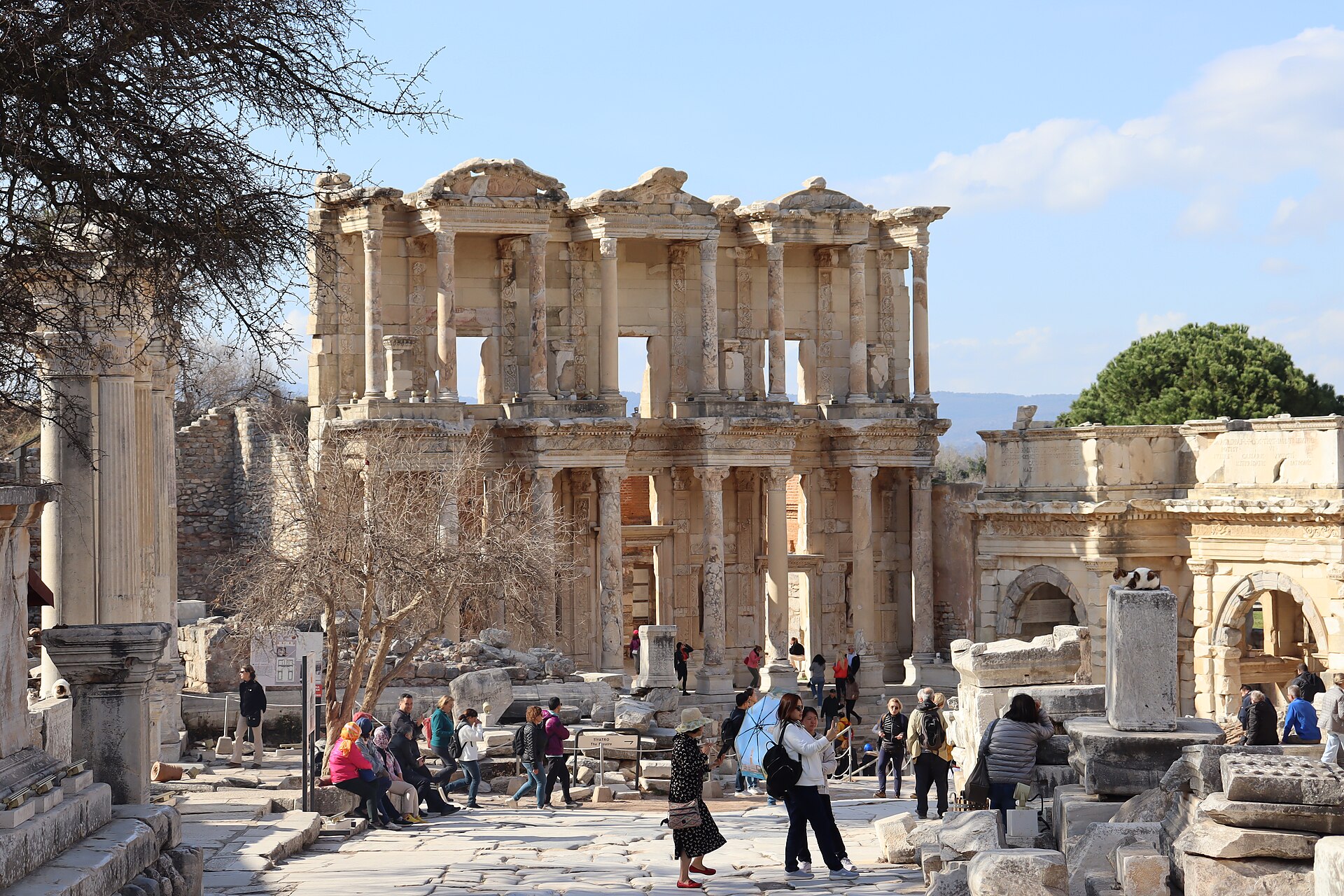 ด้านหน้าหอสมุดเซลซุสท่ามกลางโบราณสถาน Ephesus ใกล้เมือง Selçuk