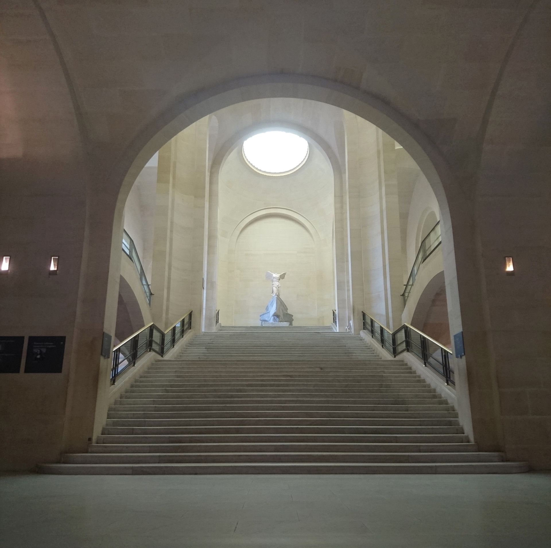 บันไดดารูและประติมากรรม Winged Victory of Samothrace ภายในพิพิธภัณฑ์ลูฟวร์