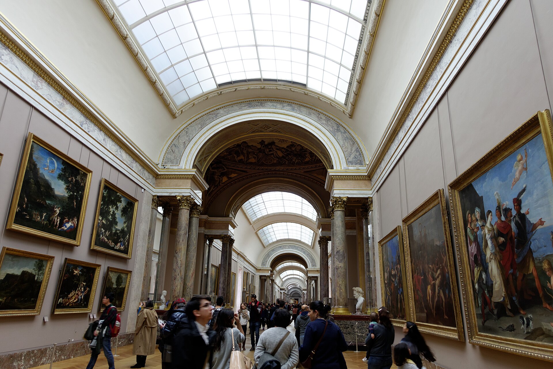 โถง Grande Galerie ภายในพิพิธภัณฑ์ลูฟวร์ที่ทอดยาวผ่านห้องจัดแสดงหลายห้อง