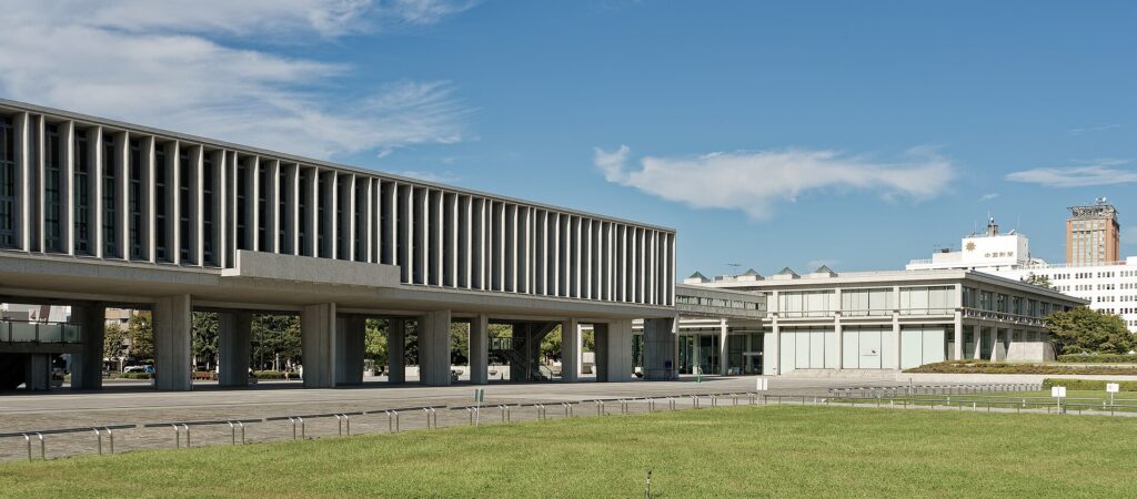 อาคารพิพิธภัณฑ์อนุสรณ์สันติภาพฮิโรชิม่าภายใต้ท้องฟ้าสีฟ้า