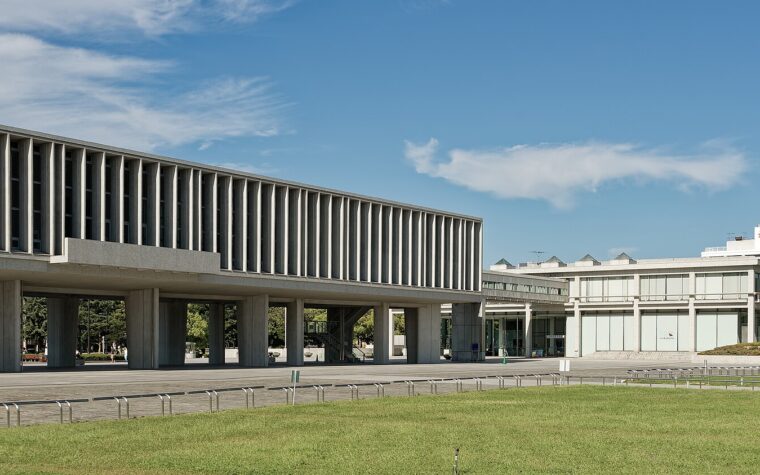 อาคารพิพิธภัณฑ์อนุสรณ์สันติภาพฮิโรชิม่าภายใต้ท้องฟ้าสีฟ้า
