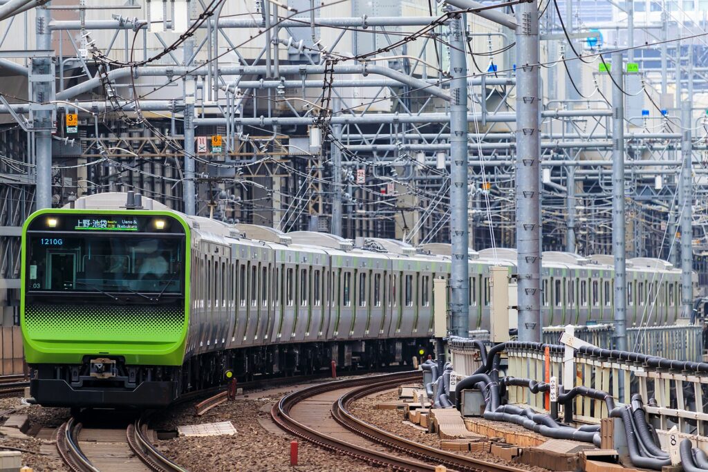 รถไฟ E235 สายยามาโนเตะขบวนปกติวิ่งบนรางในโตเกียว