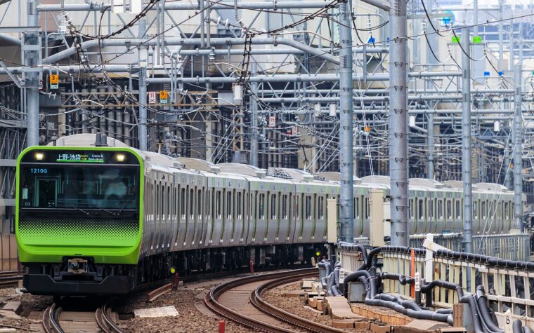 รถไฟ E235 สายยามาโนเตะขบวนปกติวิ่งบนรางในโตเกียว