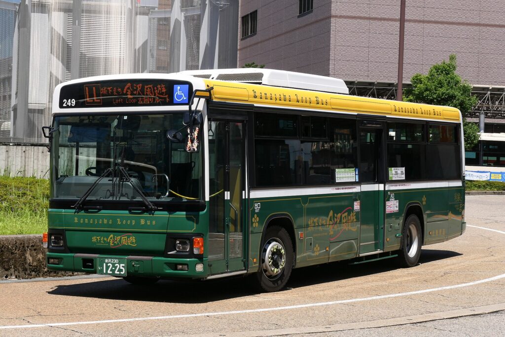 รถ Kanazawa Loop Bus สีเขียวหมายเลข 249 จอดกลางแจ้ง
