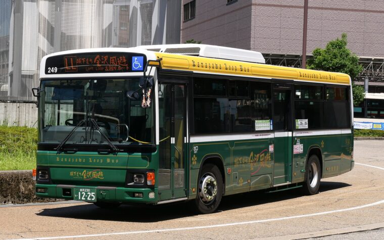 รถ Kanazawa Loop Bus สีเขียวหมายเลข 249 จอดกลางแจ้ง