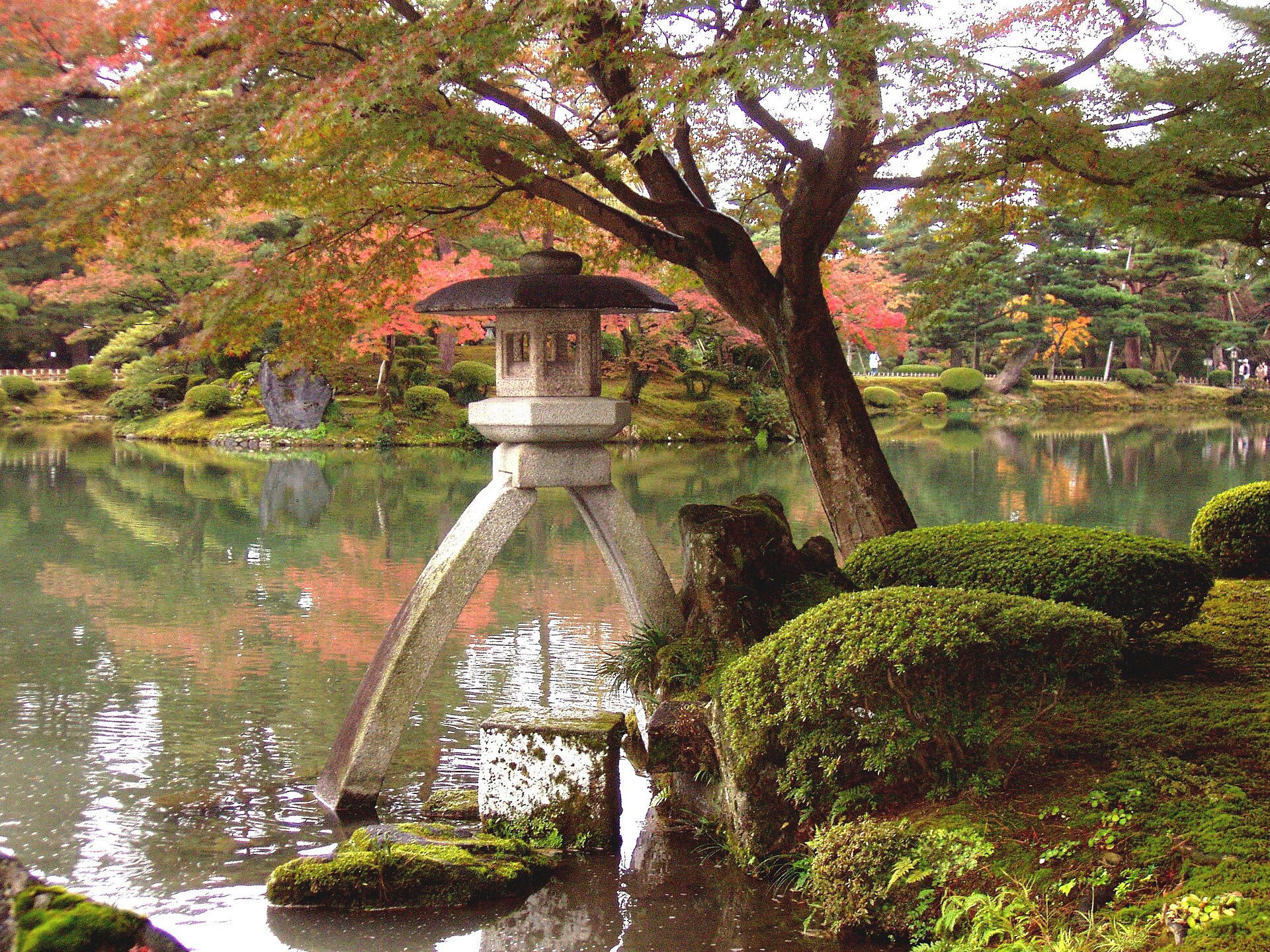 โคม Kotoji ริมสระเค็นโรคุเอ็นท่ามกลางใบไม้สีแดงและเขียวในฤดูใบไม้ร่วง