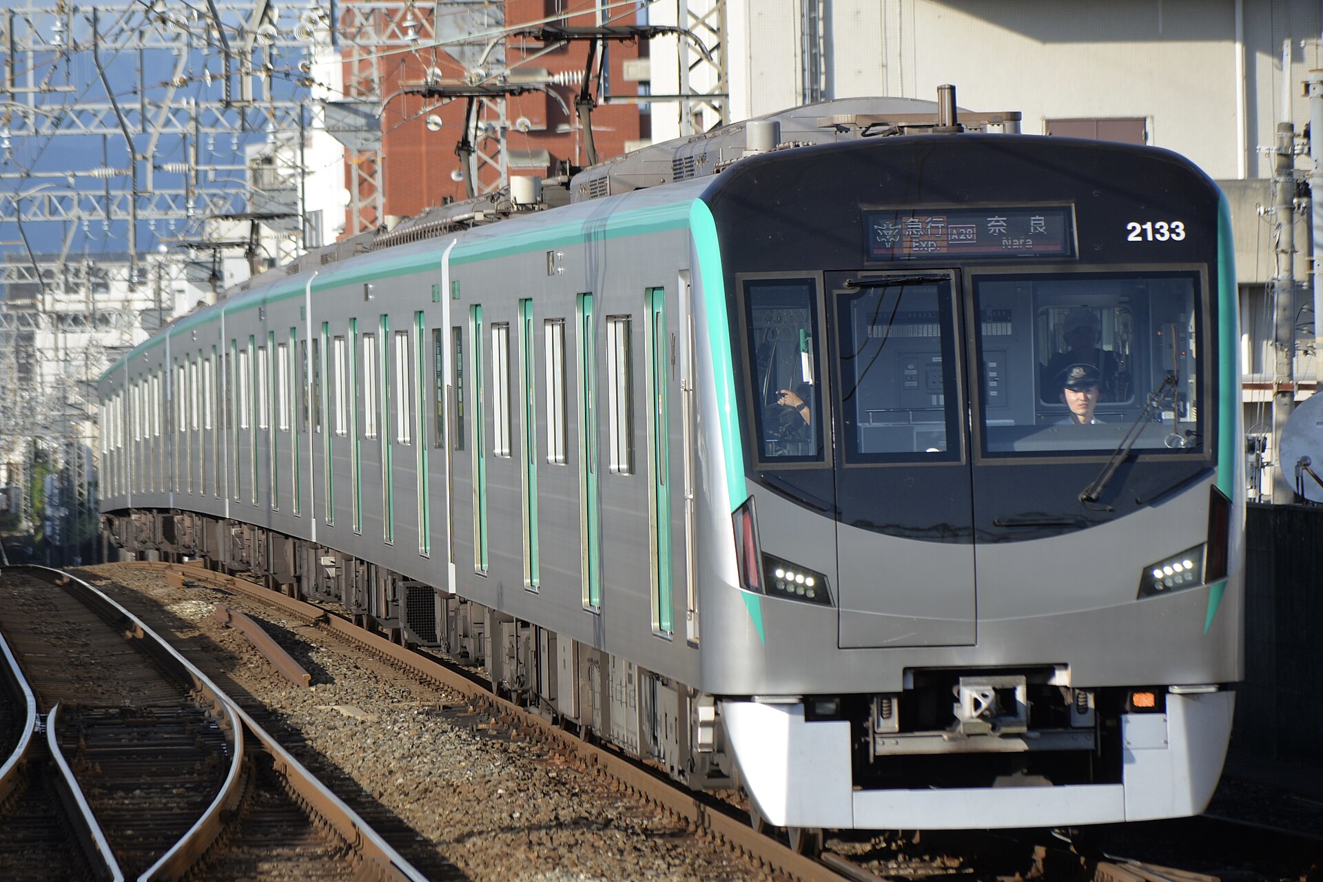 ขบวนรถไฟใต้ดิน Kyoto Municipal Subway รุ่น 20 series บนรางกลางแจ้ง