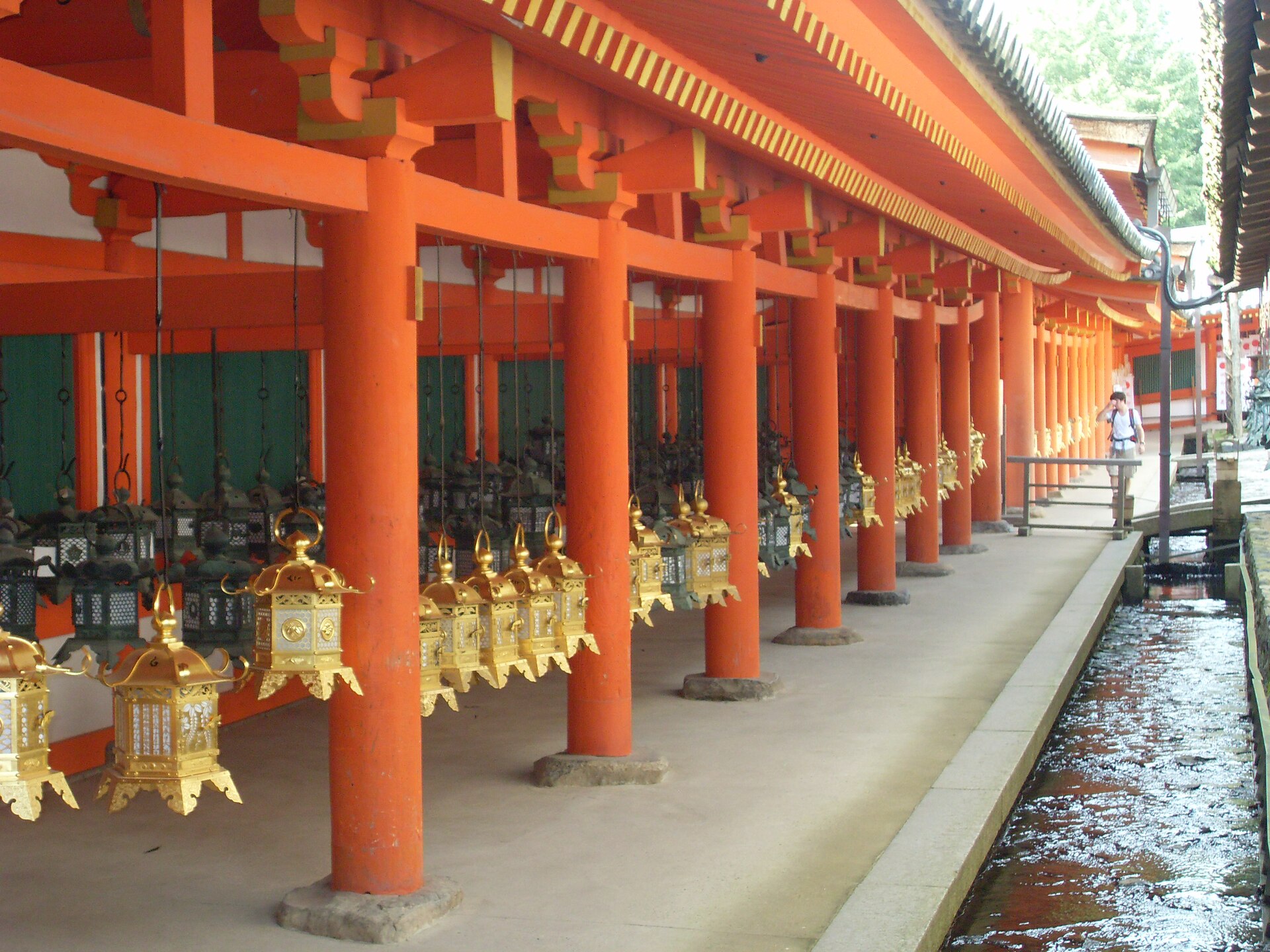 โคมสำริดแขวนเรียงตามระเบียงสีชาดภายในศาลเจ้าคาสุงะไทฉะ