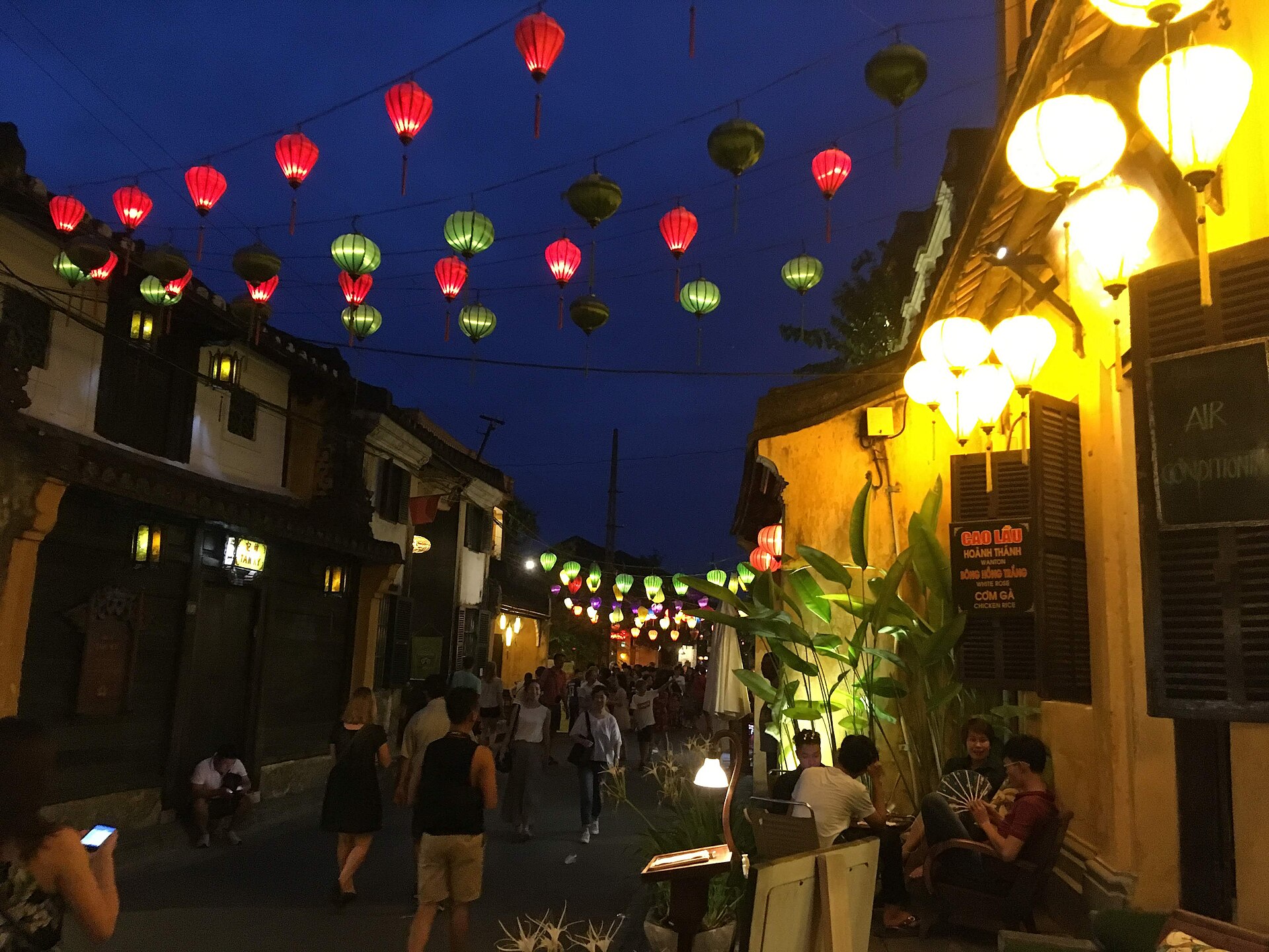 โคมไฟสีแดงและเขียวเหนือถนนเมืองเก่าฮอยอันยามค่ำ