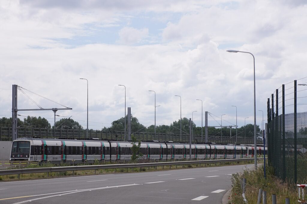 ขบวนรถไฟ RER B วิ่งบนรางใกล้สนามบินชาร์ล เดอ โกล