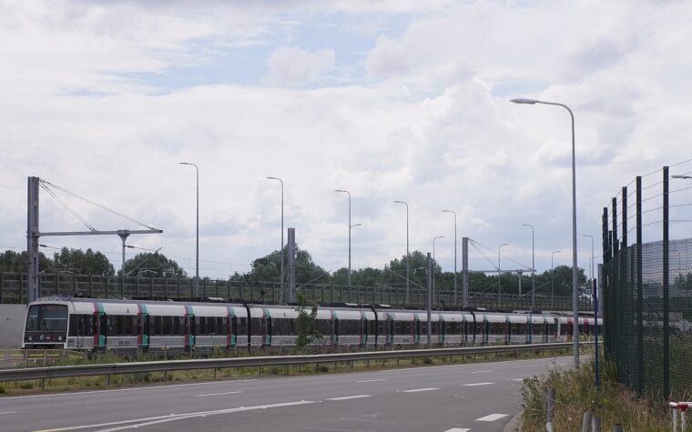 ขบวนรถไฟ RER B วิ่งบนรางใกล้สนามบินชาร์ล เดอ โกล