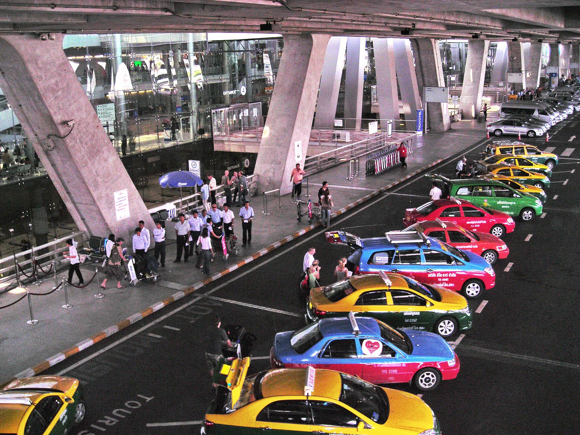 จุดจอดแท็กซี่สาธารณะหลายสีด้านหน้าอาคารสนามบินสุวรรณภูมิ