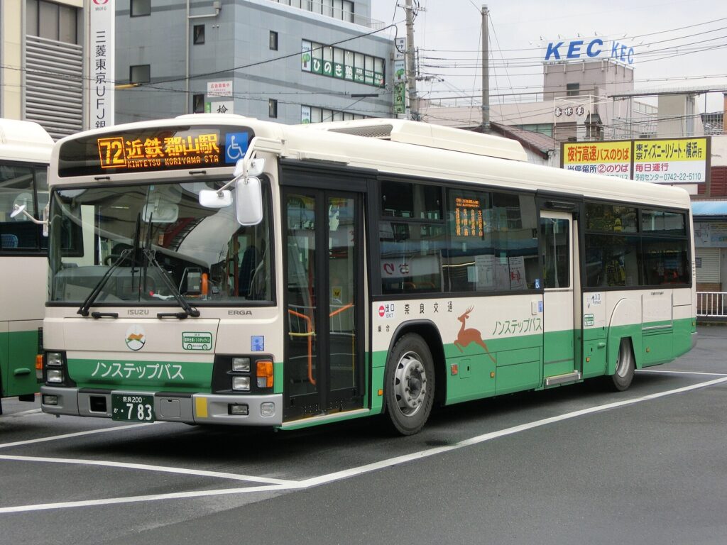 รถโดยสาร Nara Kotsu สีขาวเขียวจอดใกล้สถานี Kintetsu Koriyama