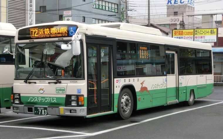 รถโดยสาร Nara Kotsu สีขาวเขียวจอดใกล้สถานี Kintetsu Koriyama