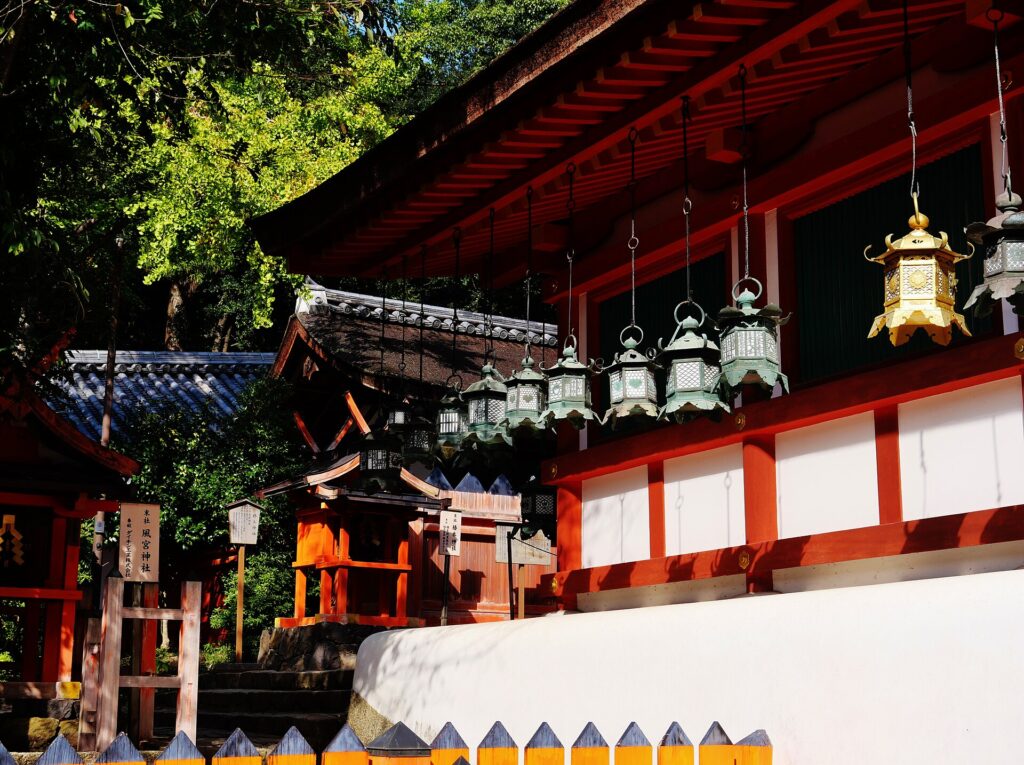 ระเบียงสีชาดและโคมแขวนของเขตศาลเจ้าคาสุงะไทฉะในนารา