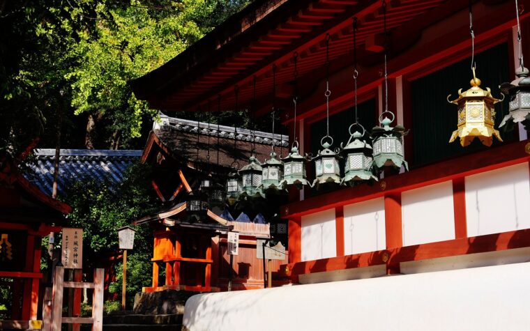 ระเบียงสีชาดและโคมแขวนของเขตศาลเจ้าคาสุงะไทฉะในนารา