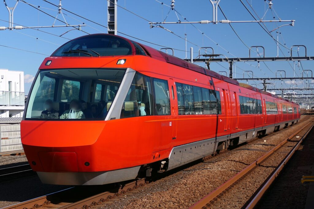 รถไฟด่วนพิเศษ Odakyu Romancecar GSE สีแดงวิ่งบนเส้นทางไปฮาโกเนะ