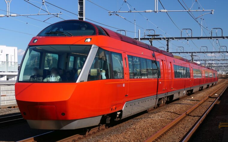 รถไฟด่วนพิเศษ Odakyu Romancecar GSE สีแดงวิ่งบนเส้นทางไปฮาโกเนะ