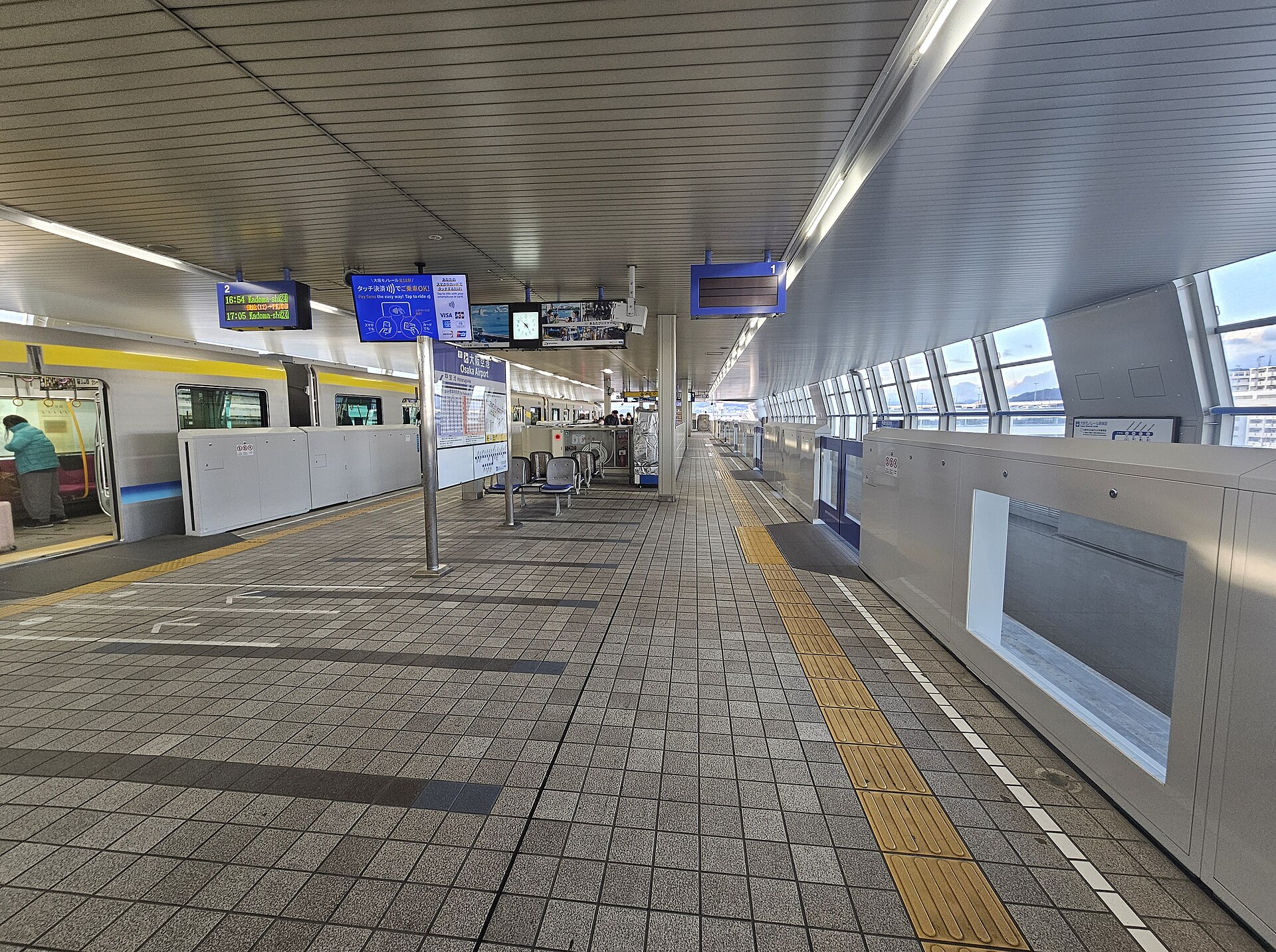 ชานชาลาสถานี Osaka-Airport ของ Osaka Monorail พร้อมขบวนรถสีเหลือง