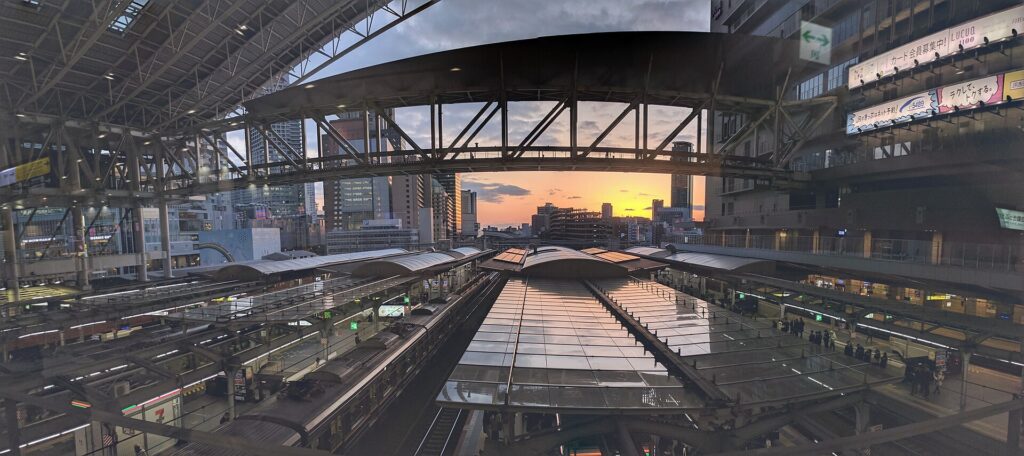 ชานชาลาสถานี JR Osaka มองจาก Toki-no-hiroba ในช่วงพระอาทิตย์ตก