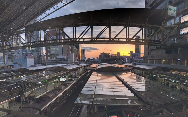 ชานชาลาสถานี JR Osaka มองจาก Toki-no-hiroba ในช่วงพระอาทิตย์ตก