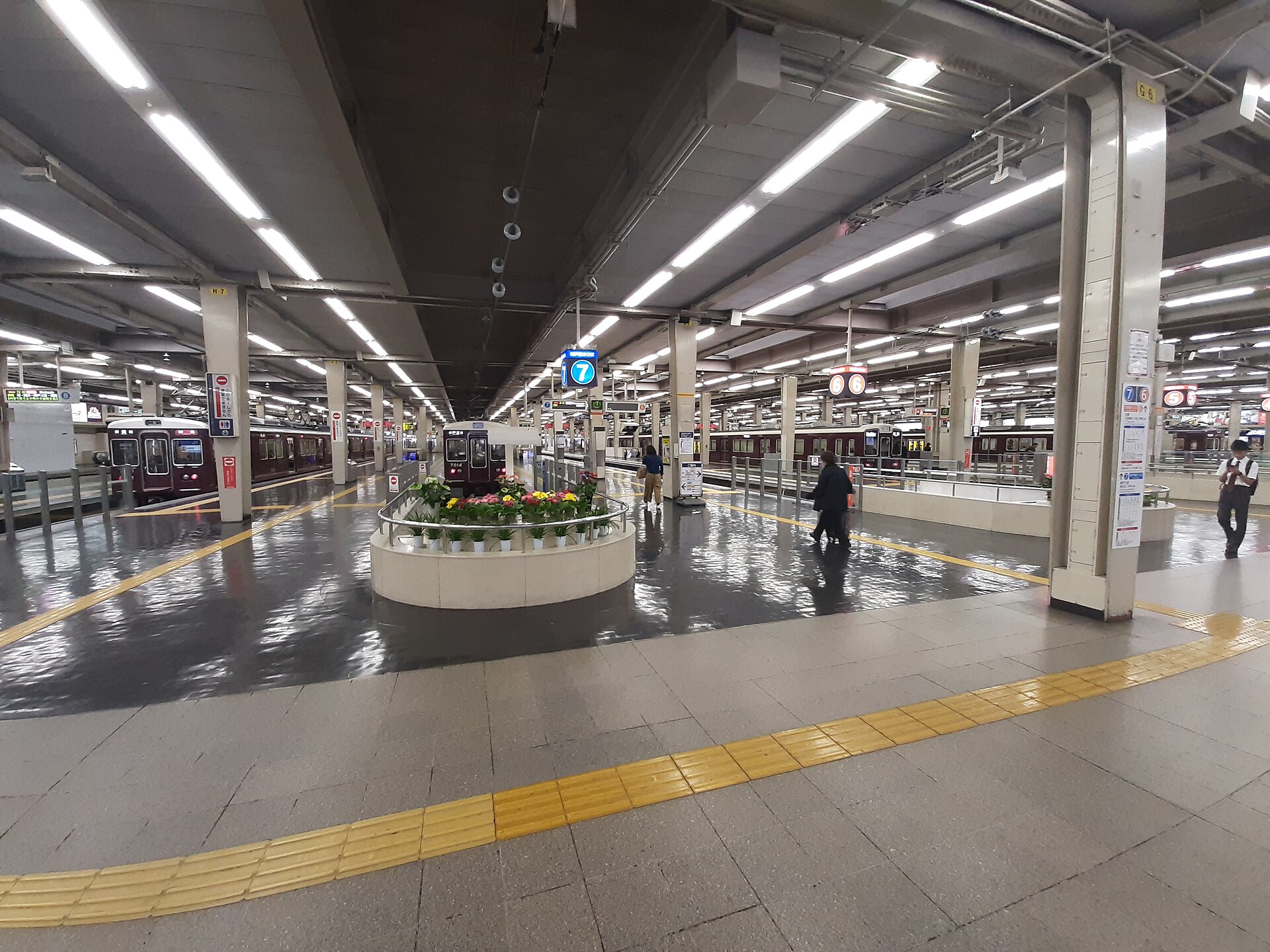 ชานชาลาสถานี Osaka-Umeda ของ Hankyu และขบวนรถไฟสีแดงเลือดหมู