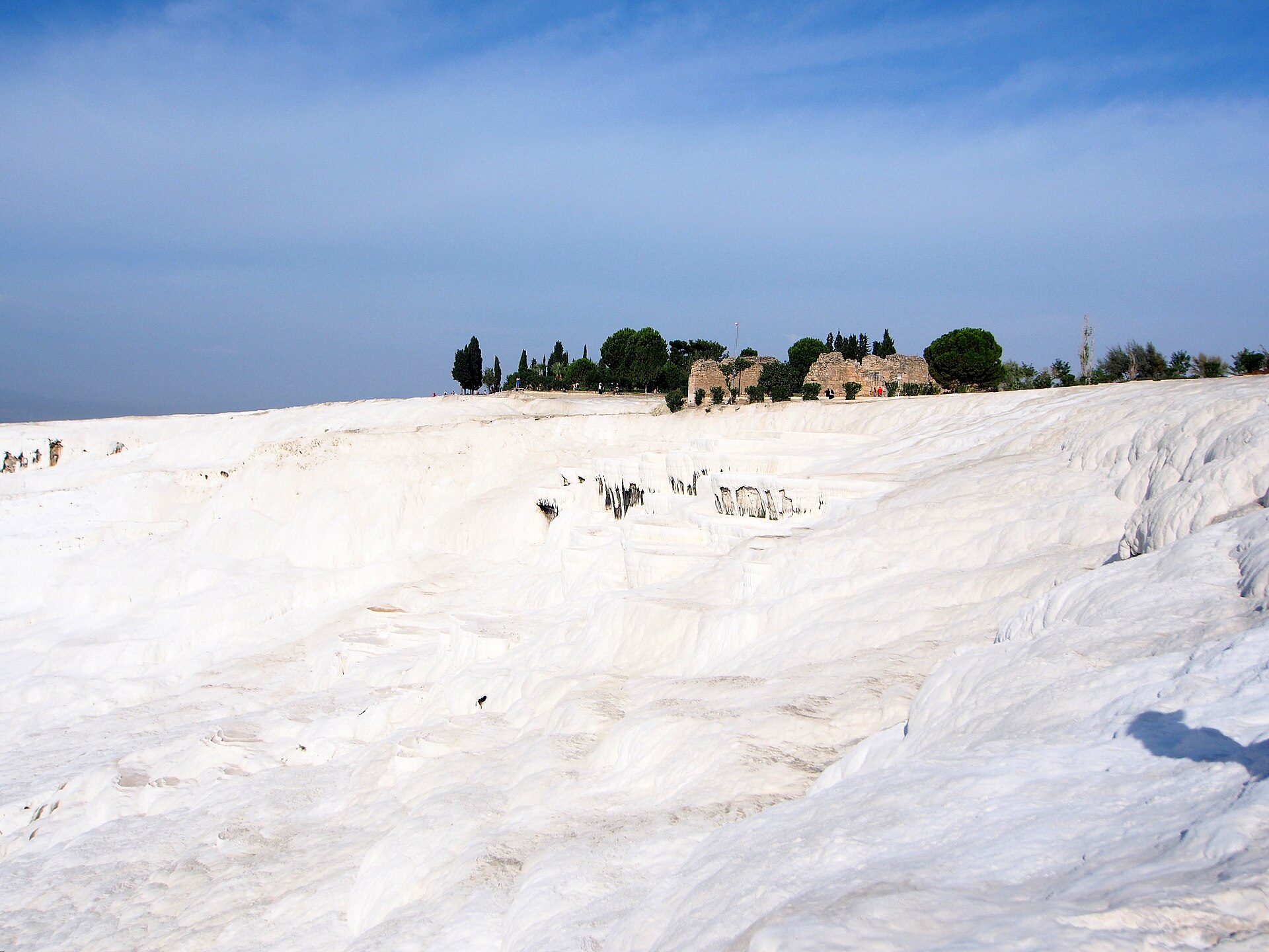 แนวชั้นหินทราเวอร์ทีนสีขาวของ Pamukkale ประเทศตุรกี