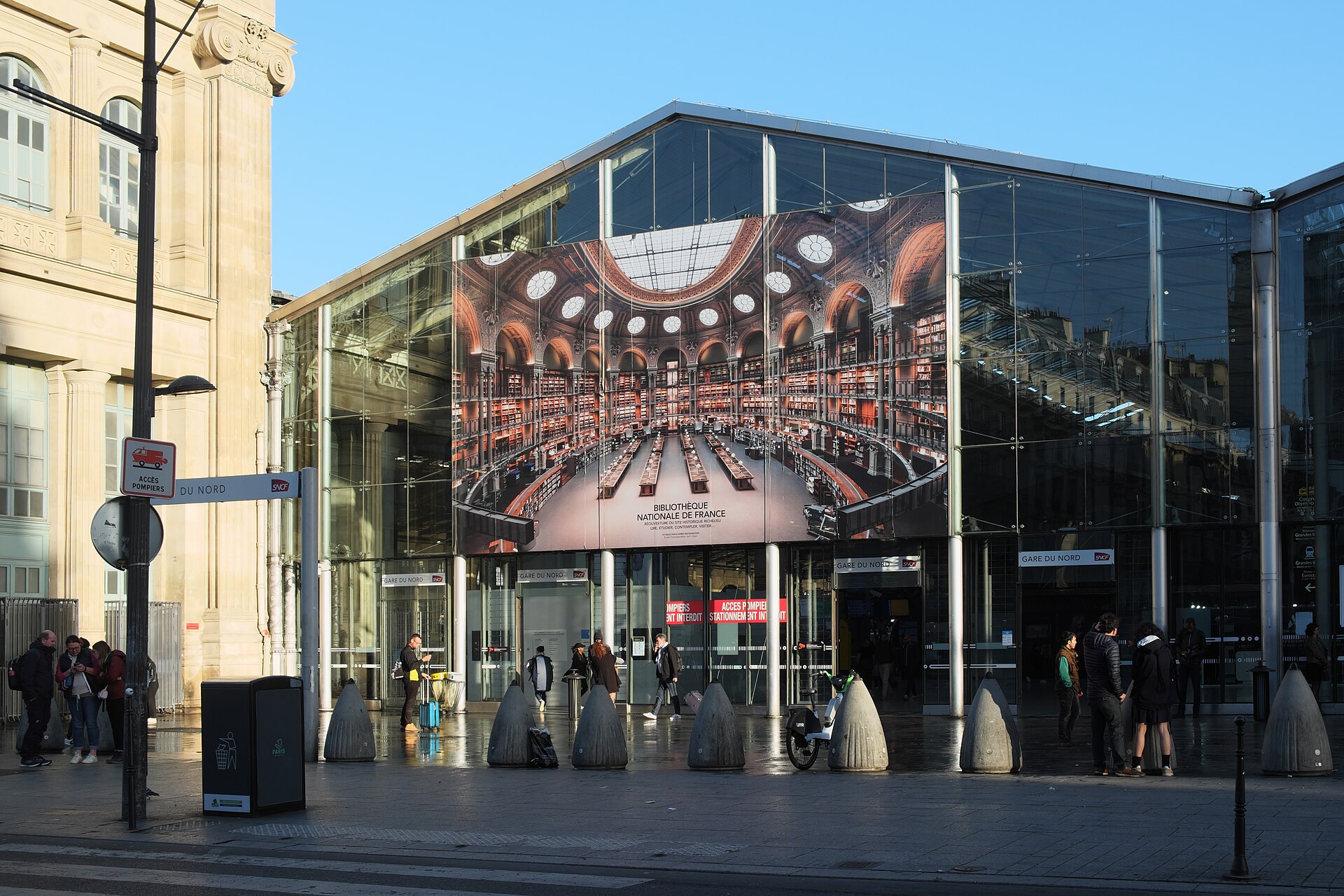 ทางเข้าสถานี Gare du Nord ในกรุงปารีสพร้อมป้ายชื่อสถานี