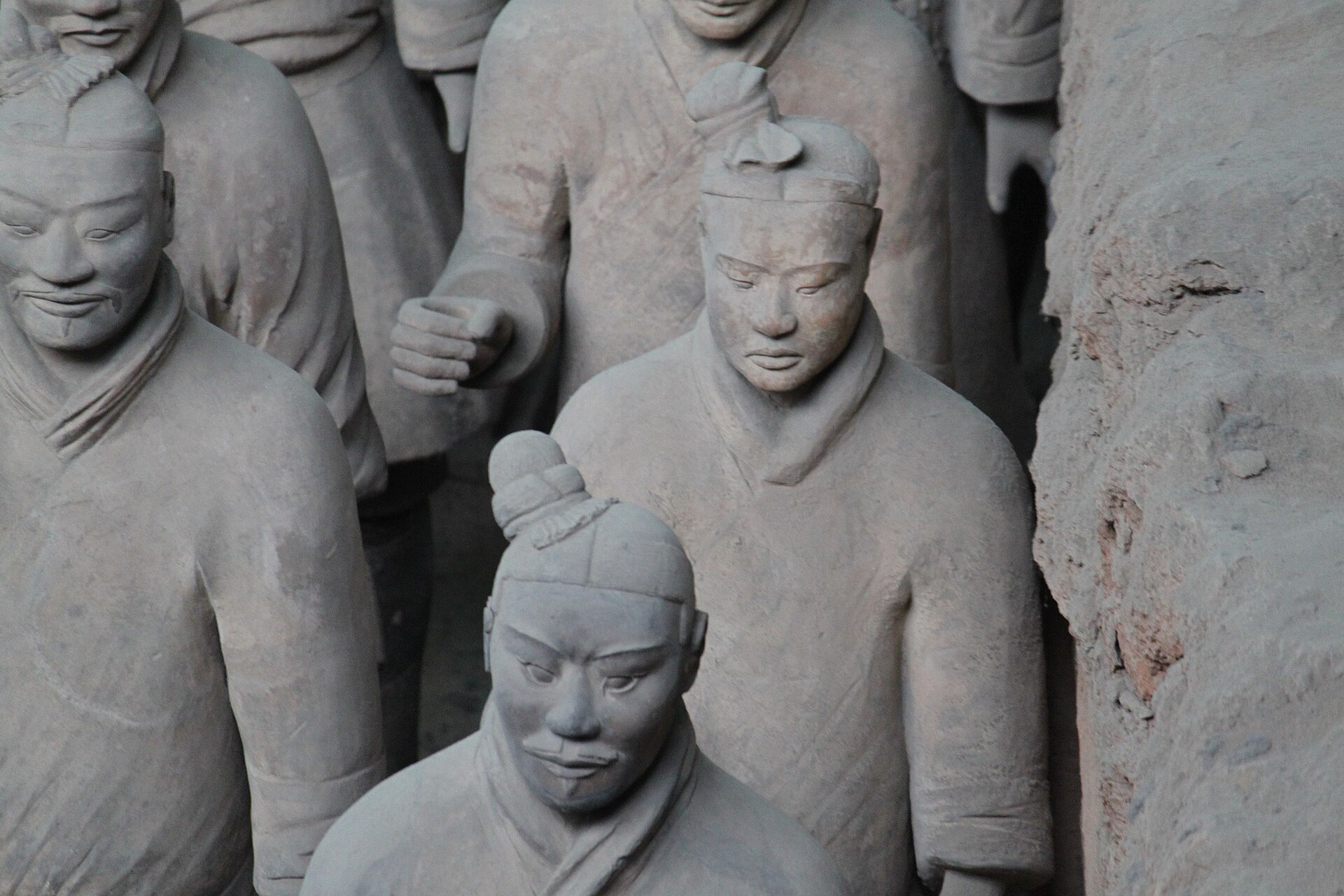 รูปปั้นทหารดินเผาหลายแถวภายในแหล่งโบราณคดีใกล้เมืองซีอาน