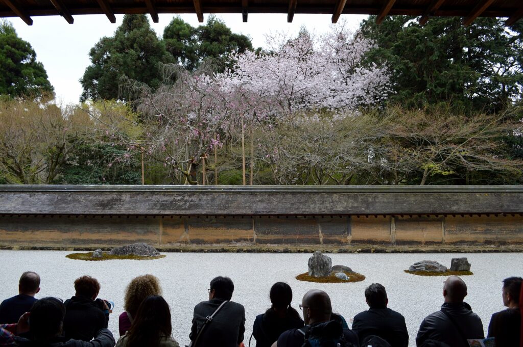 สวนหินวัดเรียวอันจิในเกียวโตพร้อมผู้เข้าชม
