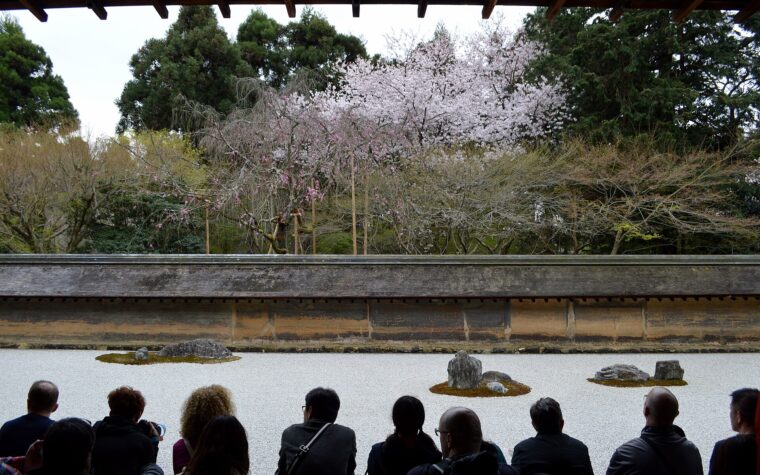 สวนหินวัดเรียวอันจิในเกียวโตพร้อมผู้เข้าชม