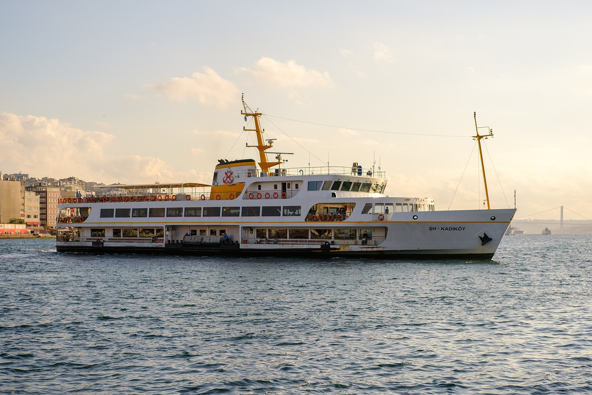 เรือเฟอร์รีสาย Kadıköy แล่นอยู่บนช่องแคบบอสฟอรัสในอิสตันบูล