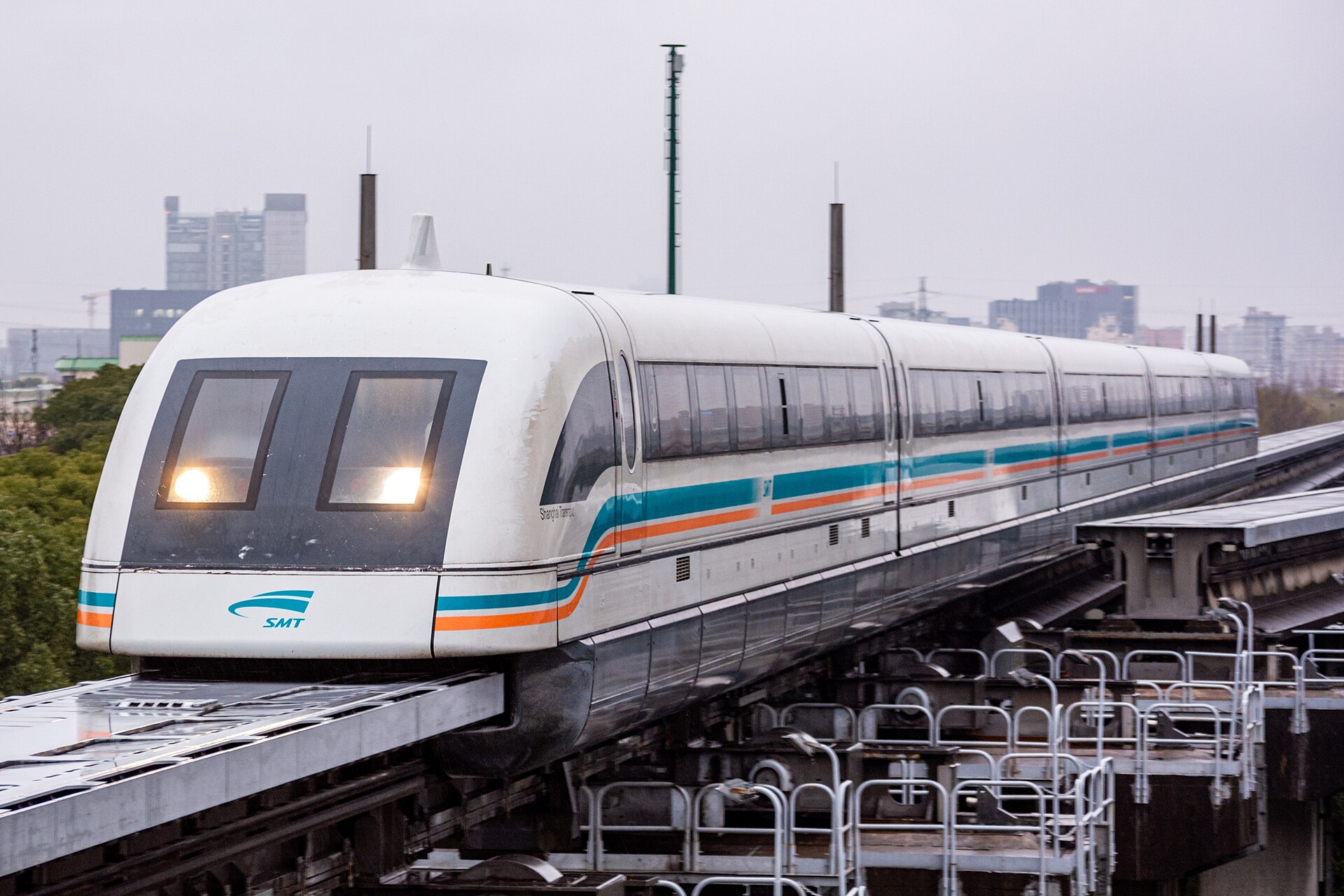 รถไฟ Shanghai Maglev กำลังเข้าสถานี Longyang Road