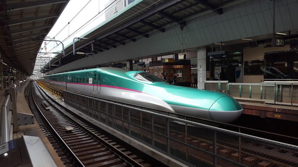 รถไฟชินคันเซ็น E5 สีเขียวจอดที่ชานชาลาสถานีโตเกียว