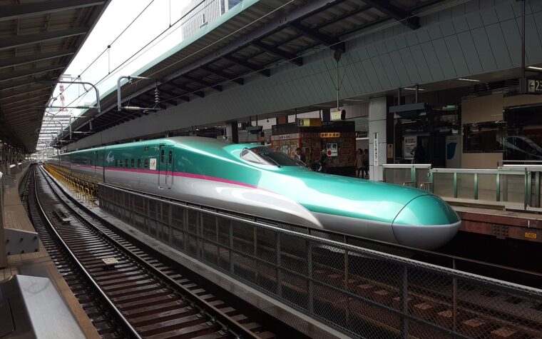 รถไฟชินคันเซ็น E5 สีเขียวจอดที่ชานชาลาสถานีโตเกียว