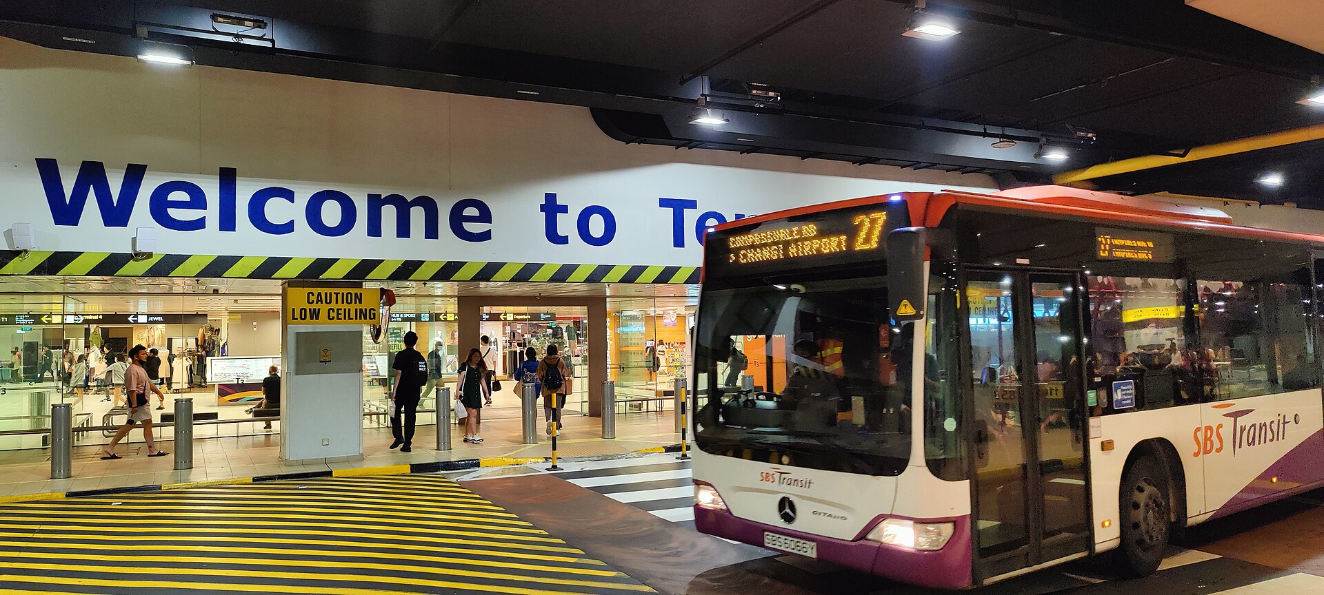 รถบัสสาธารณะสาย 27 จอดรับผู้โดยสารภายในสนามบินชางงี
