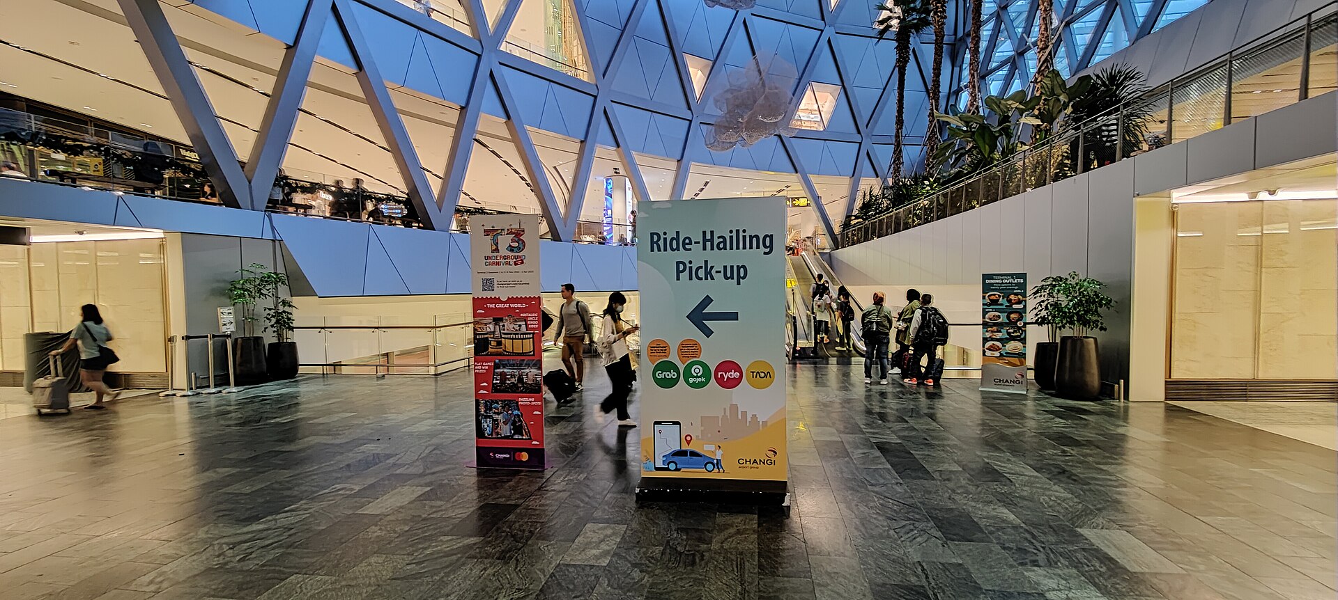 ป้าย Ride-Hailing Pick-up ภายในสนามบินชางงีชี้ไปจุดรับรถผ่านแอป