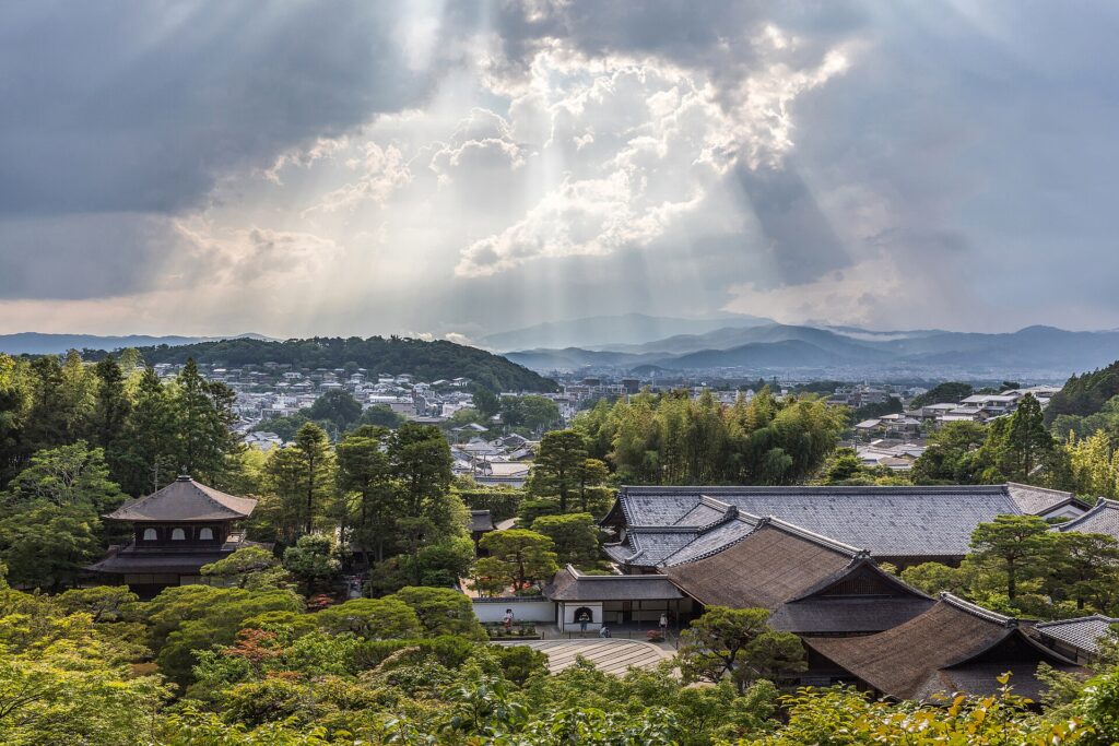 มุมสูงเหนือศาลาเงิน อาคารและสวนของวัดกินคะคุจิในเกียวโต