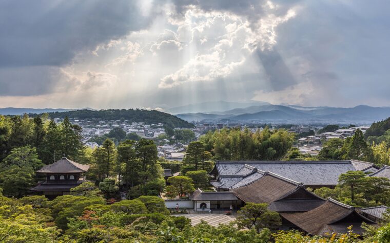 มุมสูงเหนือศาลาเงิน อาคารและสวนของวัดกินคะคุจิในเกียวโต