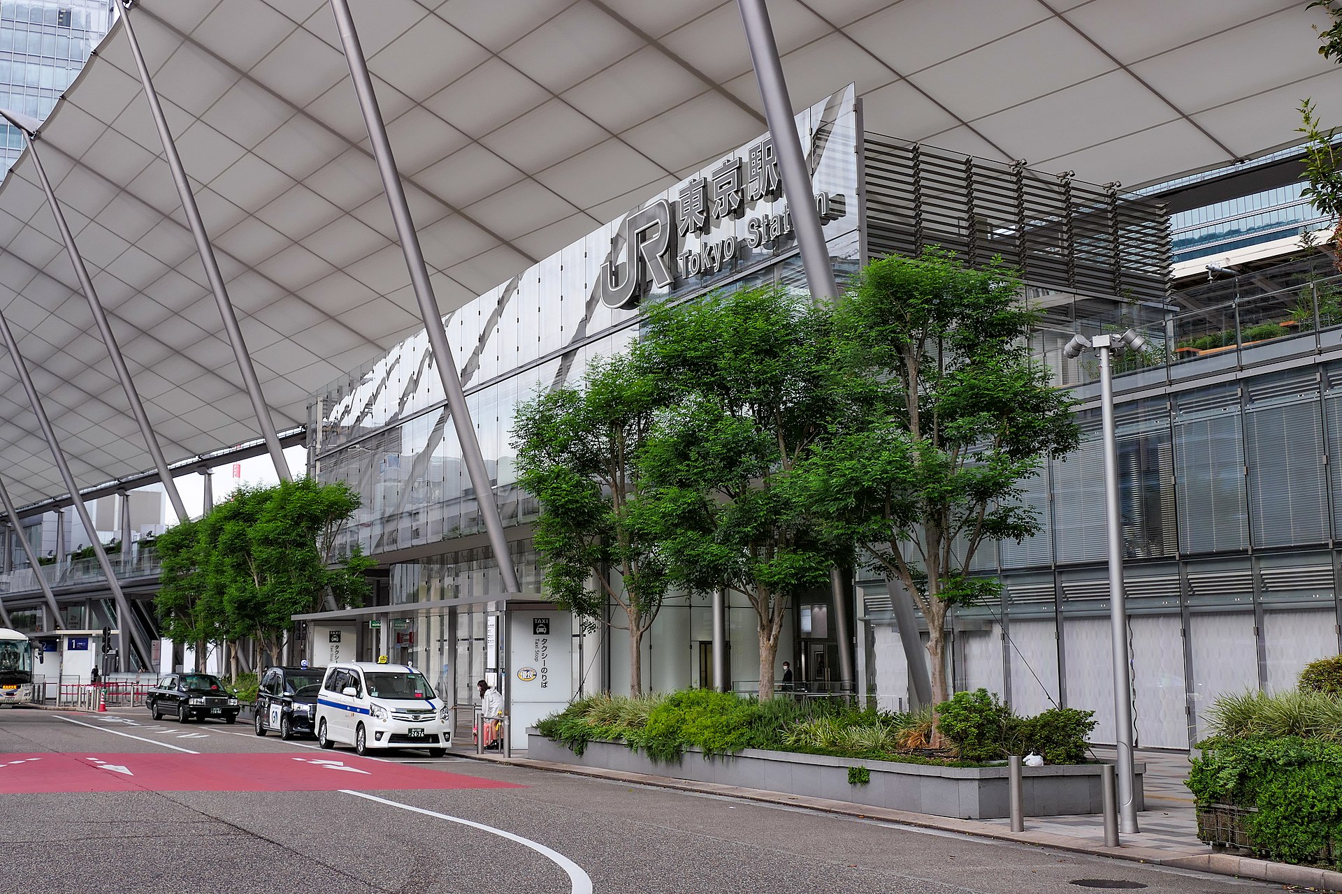 ภายนอกสถานี Tokyo ฝั่ง Yaesu มีป้าย JR Tokyo Station และจุดจอแท็กซี่