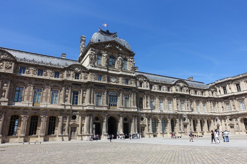 อาคารด้านตะวันตกของลาน Cour Carrée ภายในพระราชวังลูฟวร์ใต้ท้องฟ้าสีฟ้า