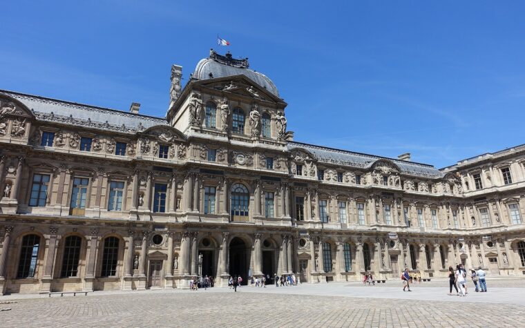 อาคารด้านตะวันตกของลาน Cour Carrée ภายในพระราชวังลูฟวร์ใต้ท้องฟ้าสีฟ้า