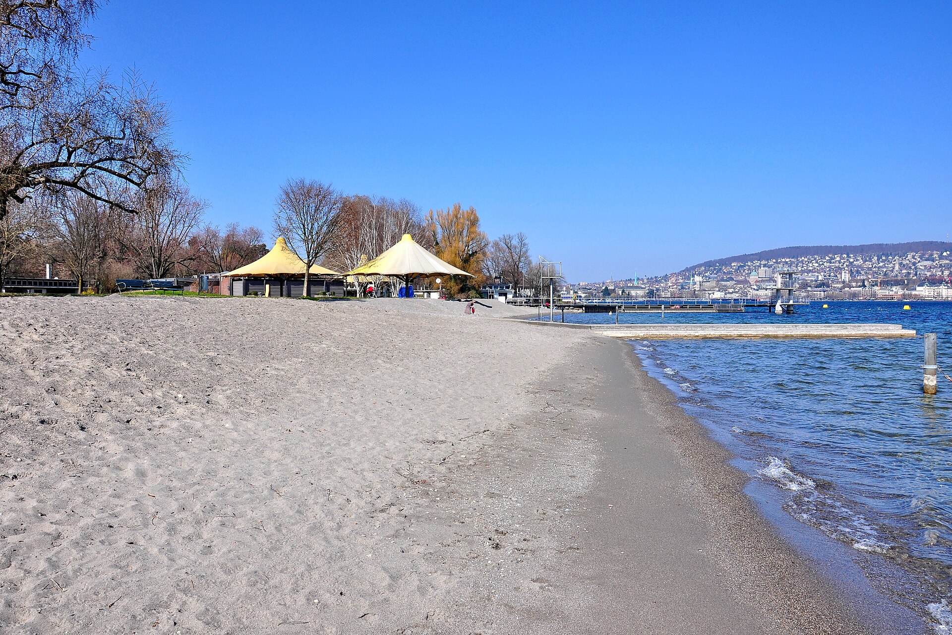 ชายหาดและพื้นที่ว่ายน้ำ Strandbad Mythenquai ริมทะเลสาบซูริก