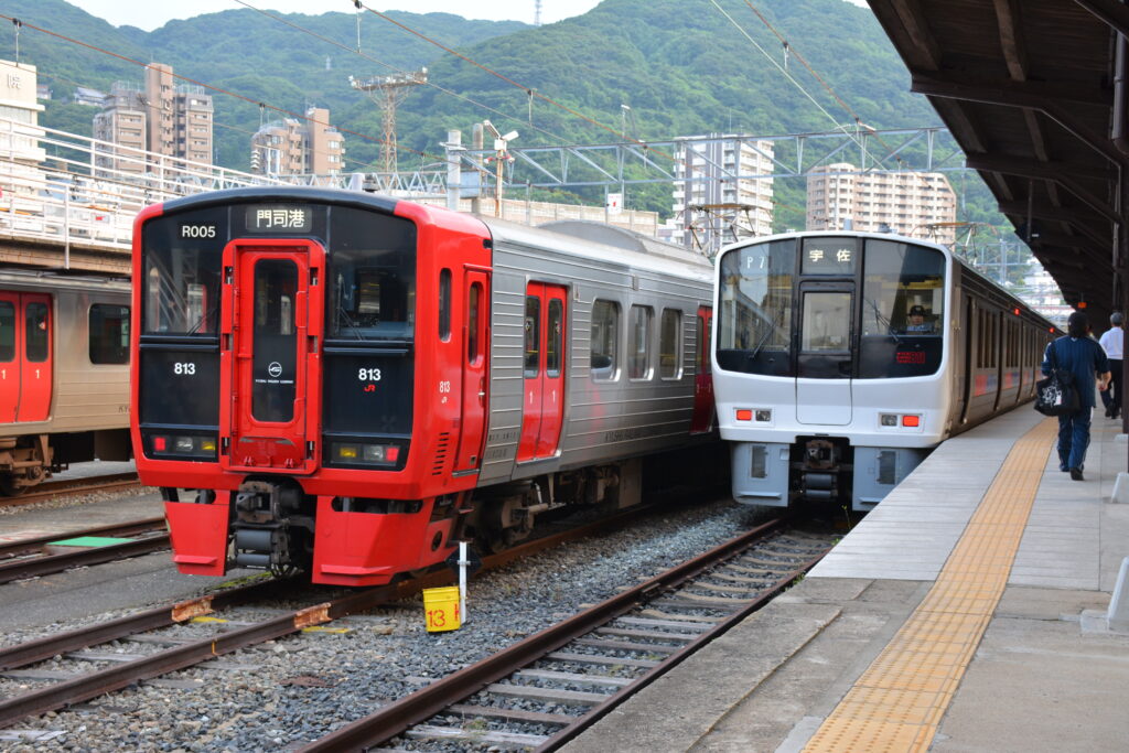 รถไฟธรรมดา JR Kyushu รุ่น 813 และ 811 จอดที่สถานี Mojiko