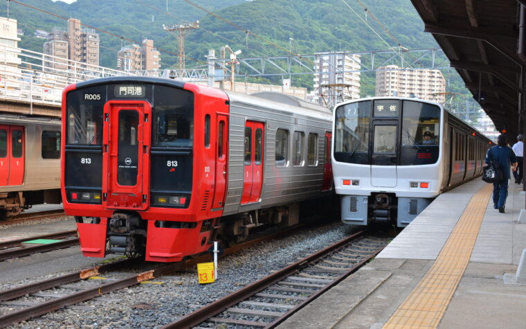 รถไฟธรรมดา JR Kyushu รุ่น 813 และ 811 จอดที่สถานี Mojiko