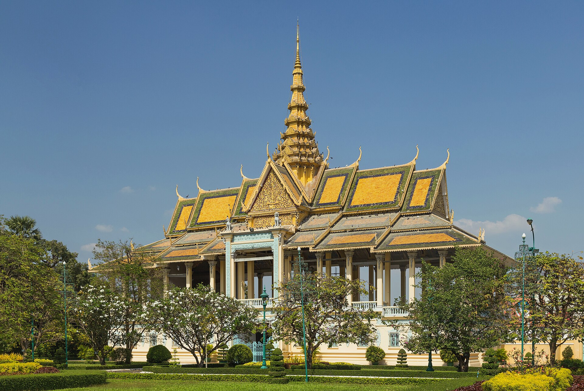 ศาลาจันทร์ฉายภายในพระบรมราชวังพนมเปญกับสวนด้านหน้า