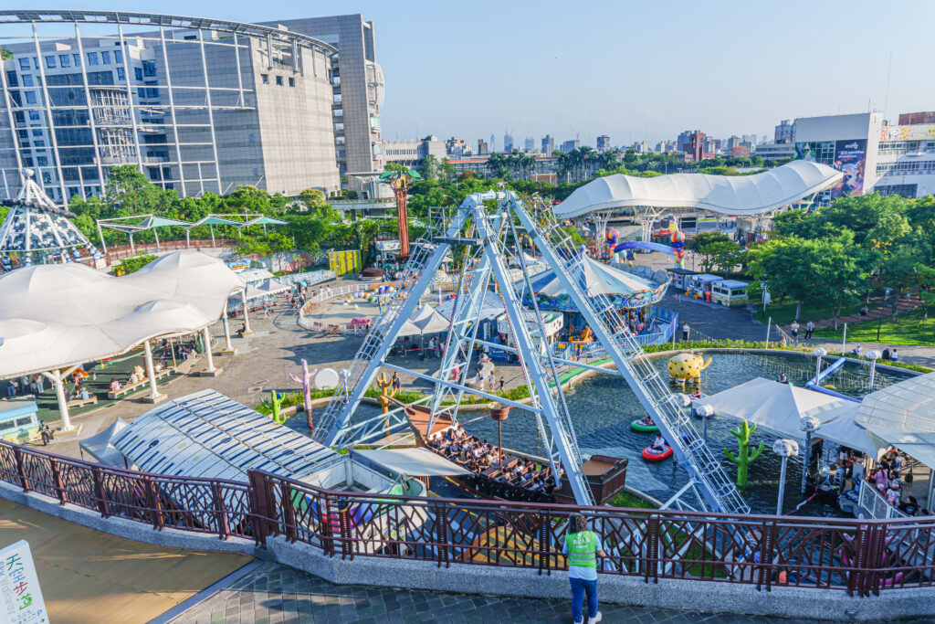 ภาพมุมกว้างของเครื่องเล่นและพื้นที่สีเขียวใน Taipei Children's Amusement Park