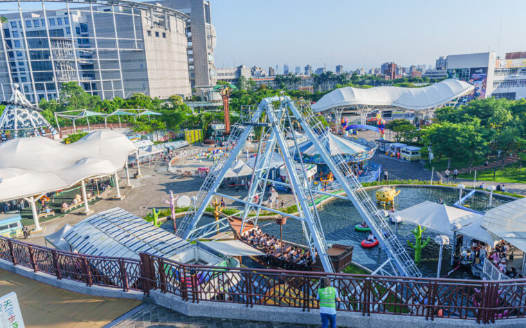 ภาพมุมกว้างของเครื่องเล่นและพื้นที่สีเขียวใน Taipei Children's Amusement Park